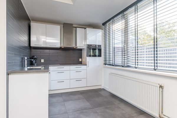 Foto - Verkocht onder voorbehoud: Instapklare gemoderniseerde hoekwoning uit 1920 met 4 slaapkamers, aanbouw met leef keuken en bijkeuken, eigen oprit (2 auto's) en een onderhoudsvriendelijke tuin gelegen op het Zuiden.